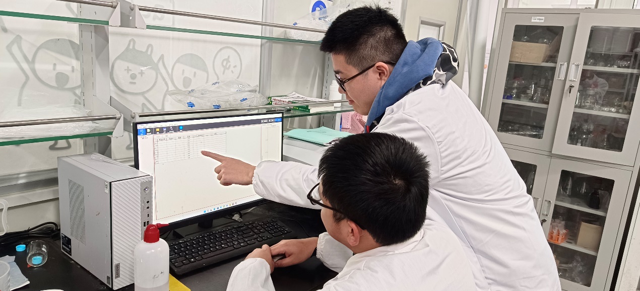 男人在切蛋糕中度可信度描述已自动生成